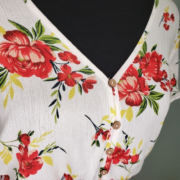 Ambiance Crop Blouse Floral Smocked Hem Size Medium - Picture 3 of 8